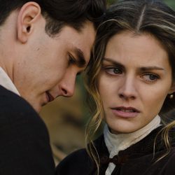 Julio abraza a Alicia en 'Gran Hotel'