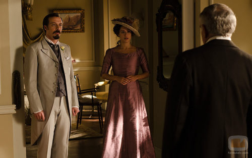 Alfredo y Sofía reciben noticias de Ayala en 'Gran Hotel'