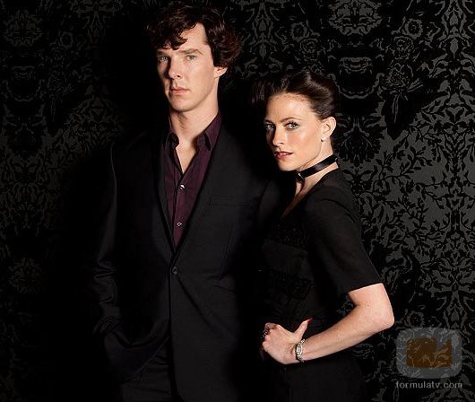 Benedict Cumberbatch y Lara Pulver, en la segunda temporada de 'Sherlock'