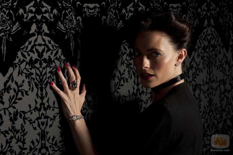 Lara Pulver es Irene Adler en la segunda temporada de 'Sherlock'
