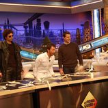 El Hombre de negro observa impasible al lado de Cruise y Motos en 'El hormiguero'