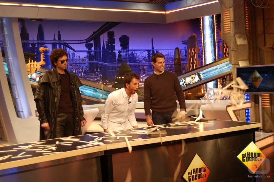 El Hombre de negro observa impasible al lado de Cruise y Motos en 'El hormiguero'