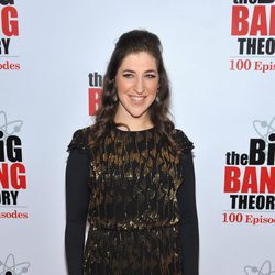 Mayim Bialik en la fiesta en 'The Big Bang Theory'