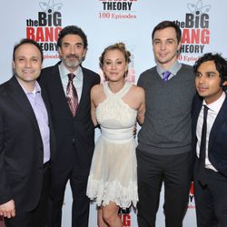 Los chicos de 'The Big Bang Theory' de fiesta por los 100 capítulos
