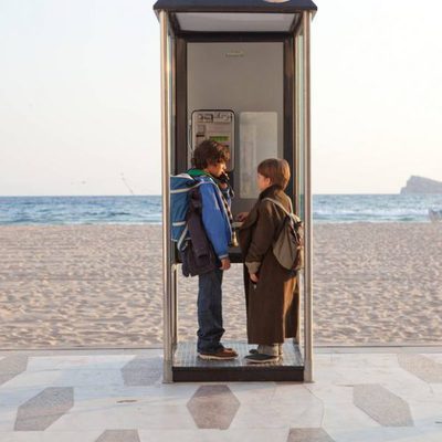 Marco y Lucas en la cabina de teléfono en 'Marco'