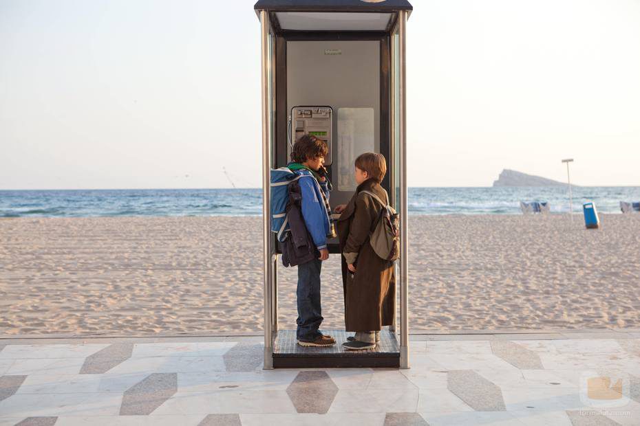 Marco y Lucas en la cabina de teléfono en 'Marco'