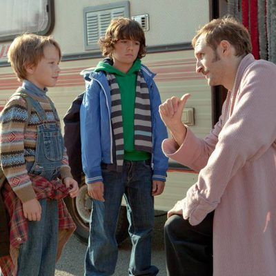 Marco y Lucas escuchan a un desconocido en 'Marco'