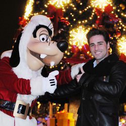 David Bustamante canta en Disneyland París en 'La noche de paz'