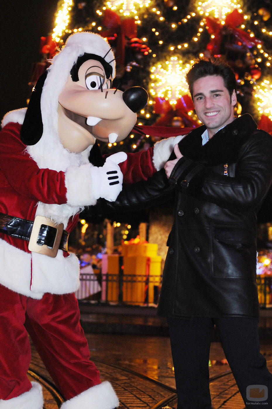 David Bustamante canta en Disneyland París en 'La noche de paz'