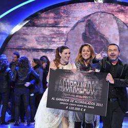 Nagore Robles posa con su cheque de ganadora de 'Acorralados'