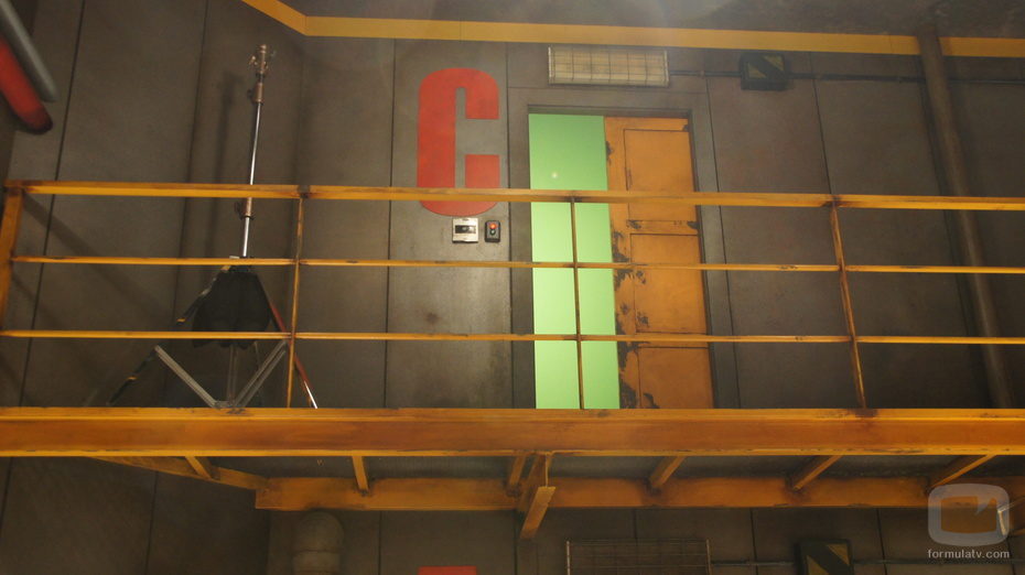 Puerta de acceso a otra instancia en el decorado de 'La fuga'