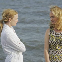 Emily VanCamp y Amber Valletta en 'Revenge'