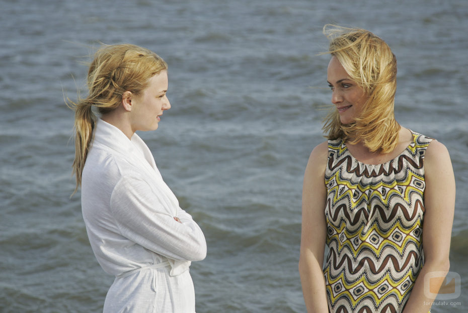 Emily VanCamp y Amber Valletta en 'Revenge'