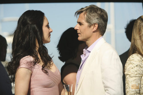 Madeline Stowe y Henry Czerny en 'Revenge'