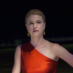 Emily VanCamp elegante en una escena de 'Revenge'