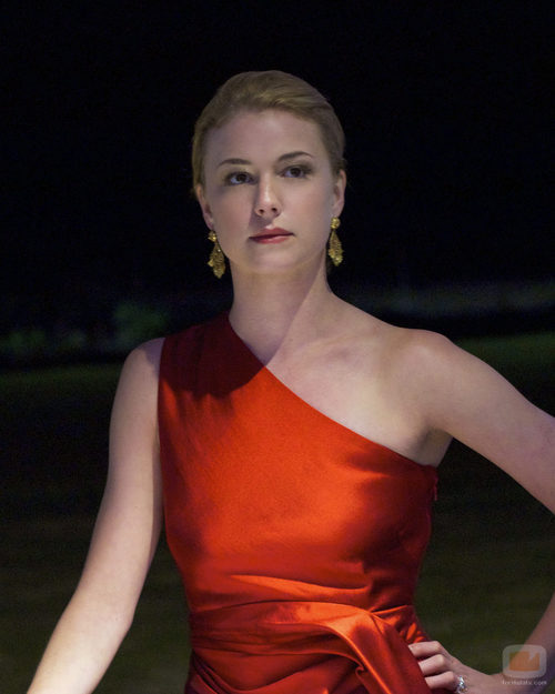 Emily VanCamp elegante en una escena de 'Revenge'