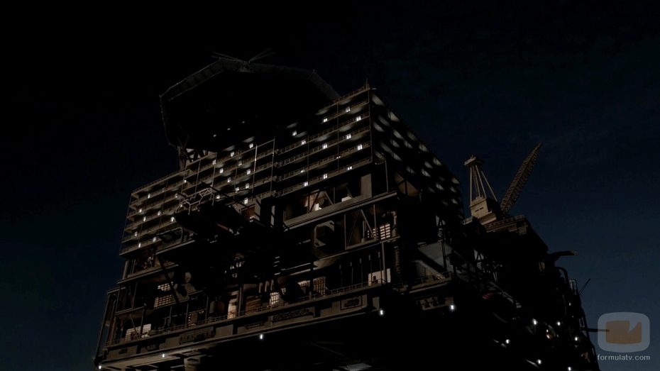 La plataforma de 'La fuga' de noche