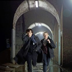 Sherlock y Watson en acción, en 'Sherlock'