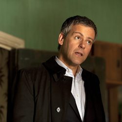El detective Lestrade en una captura de la serie 'Sherlock'
