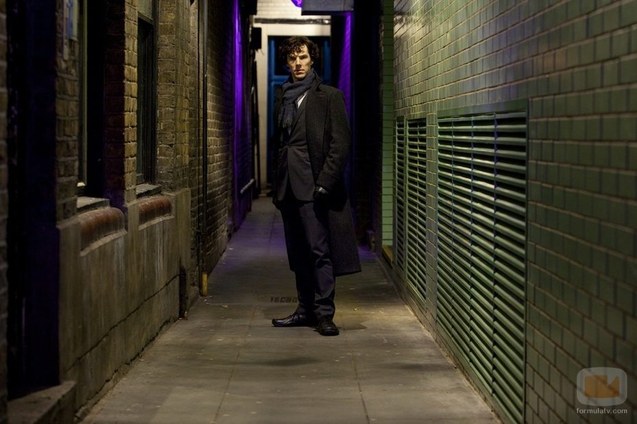 El detective Holmes, en plena investigación en 'Sherlock'
