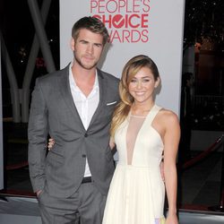 Liam Hemsworth y Miley Cyrus en los People's Choice 2012