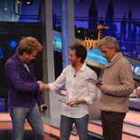 Pablo Motos saluda a Michel Teló en 'El hormiguero'