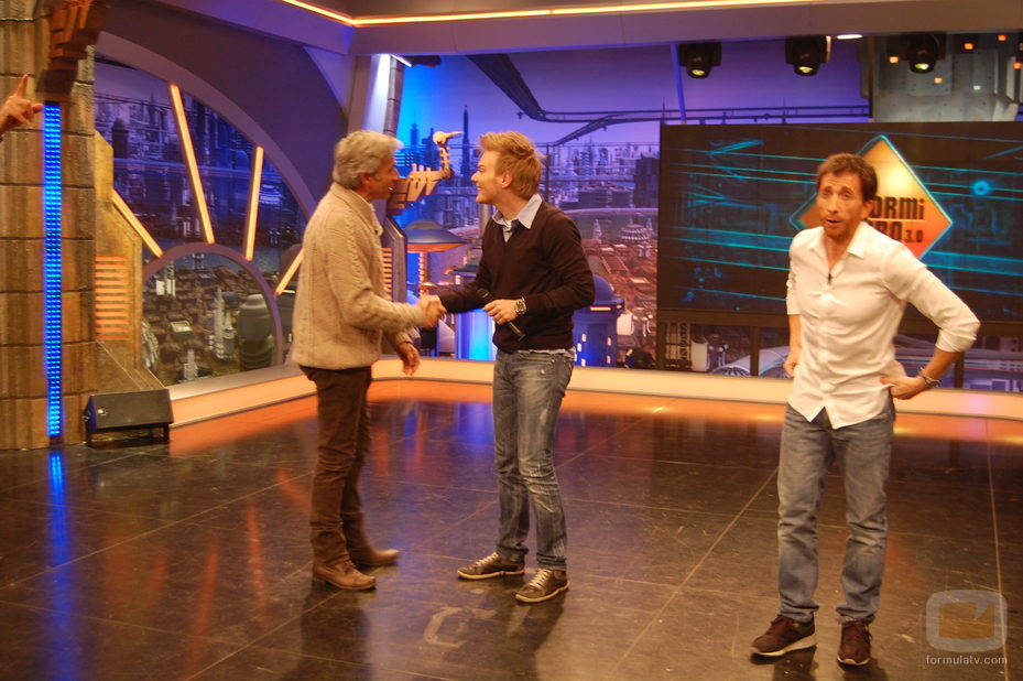 Imanol Arias saluda a Michel Teló en 'El hormiguero'