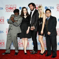 El reparto de '2 Broke Girls' en los People's Choice Awards 2012