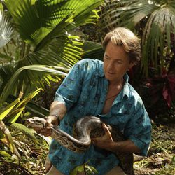 Bruce Greenwood con una serpiente en 'The River'