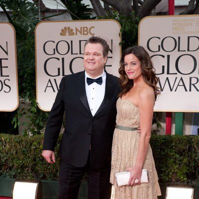 Eric Stonestreet y Katherine Tokarz en los Globos de Oro 2012