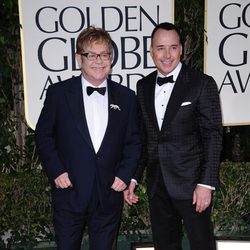 Elton John y David Furnish en los Globos de Oro 2012
