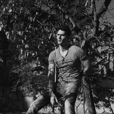 Sergio Mur, apoyado en un arbol