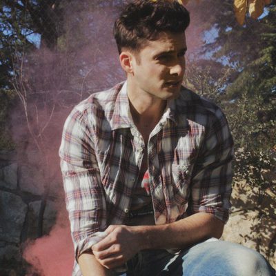 Sergio Mur, agachado con camisa de cuadros