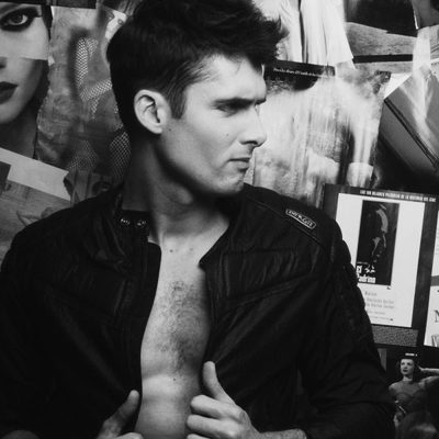 Sergio Mur seduce a la cámara en Overlay Magazine