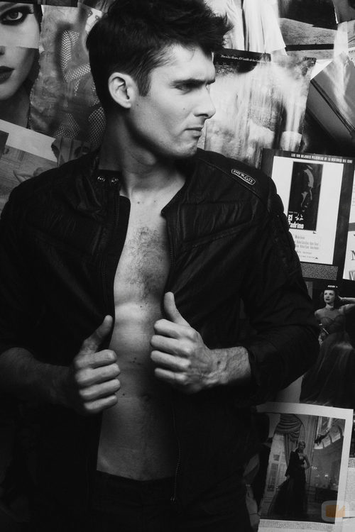Sergio Mur seduce a la cámara en Overlay Magazine