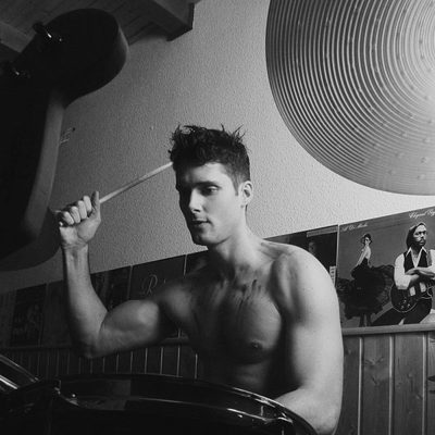 Sergio Mur toca la bateria en Overlay Magazine