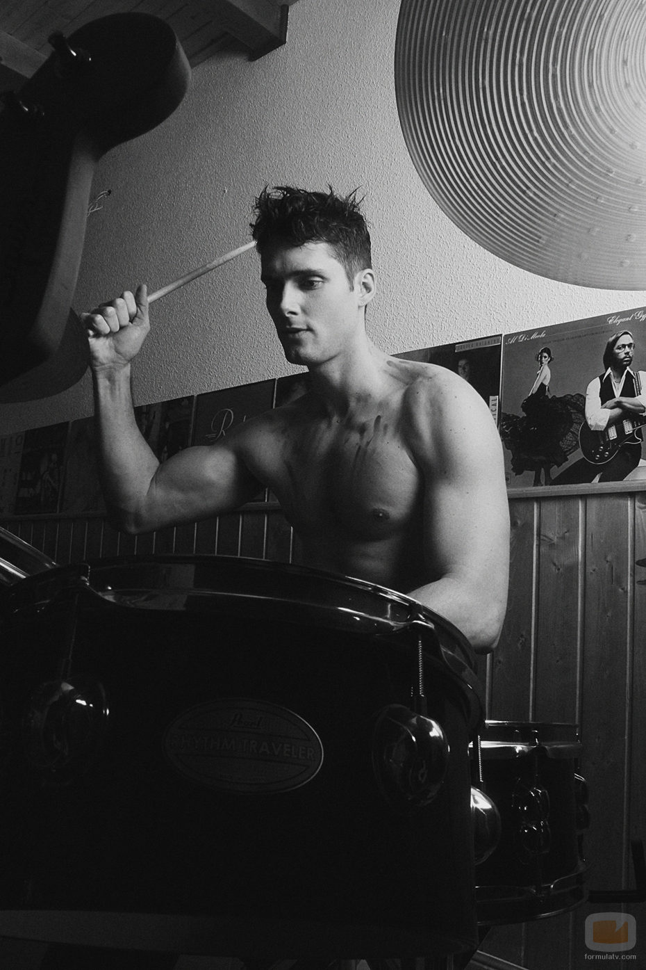 Sergio Mur toca la bateria en Overlay Magazine