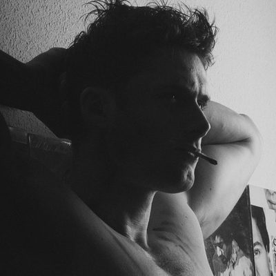 Sergio Mur, con el torso desnudo para Overlay Magazine