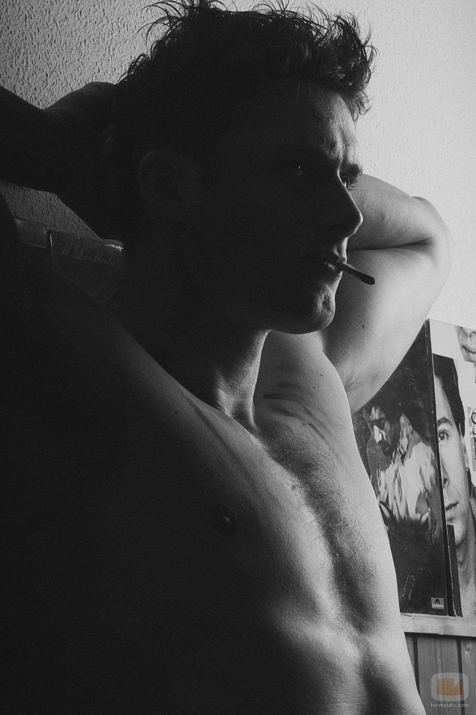 Sergio Mur, con el torso desnudo para Overlay Magazine