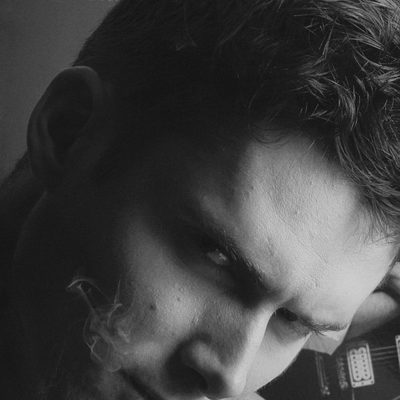 Sergio Mur, fumando en Overlay Magazine