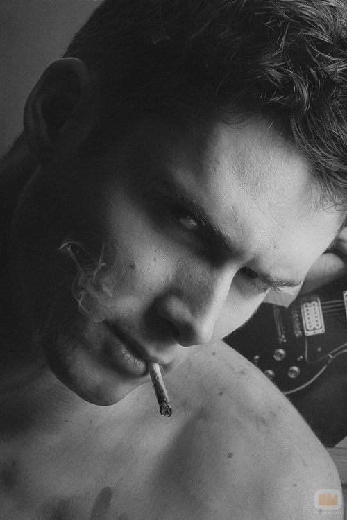 Sergio Mur, fumando en Overlay Magazine