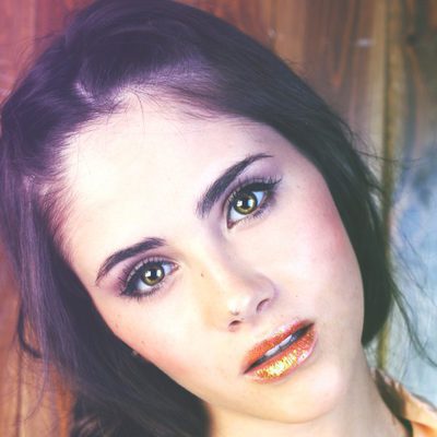 Lucia Ramos con labios dorados en Overlay Magazine