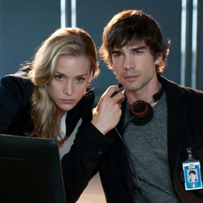 Piper Perabo y Christopher Gorham en 'Covert Affairs'