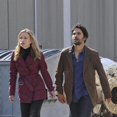 Piper Perabo junto a Eion Bailey en 'Covert Affairs'