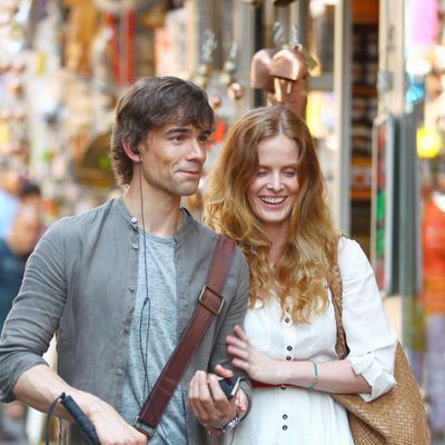 Christopher Gorham con una acompañante en 'Covert Affairs'