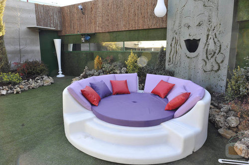 Sofá en el jardín de 'Gran Hermano 12+1'