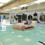 Entrada a la piscina de 'Gran Hermano 12+1' desde el jardín