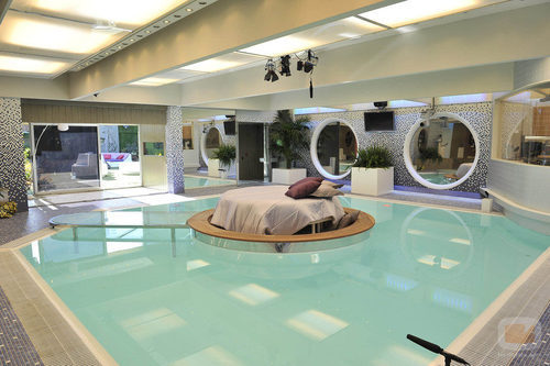 Entrada a la piscina de 'Gran Hermano 12+1' desde el jardín