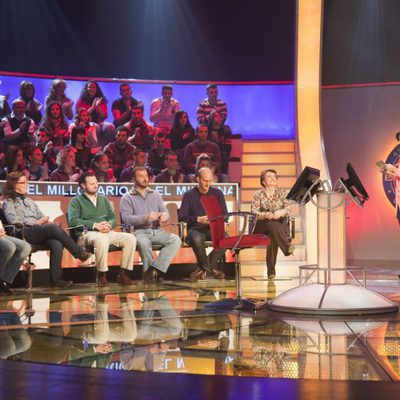 Nuria Roca con los participantes de 'El millonario'