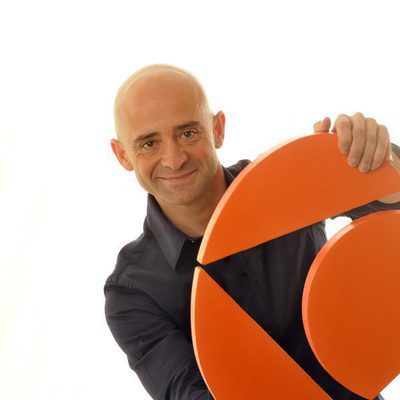 Antonio Lobato con el logo de Antena 3